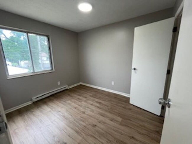 Building Photo - Newly Updated 2 BR/ 1 BA townhome MOVE-IN ...