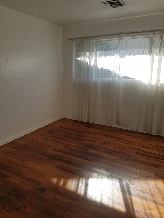 Building Photo - 3+ Bed House UTILITIES PAID BY LANDLORD