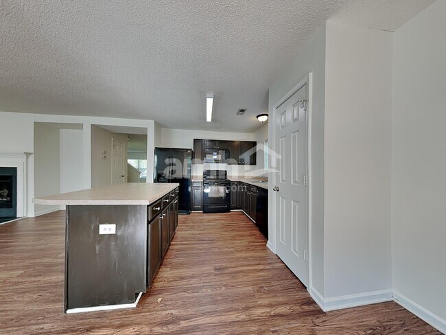 Building Photo - 124 Trayesan Dr