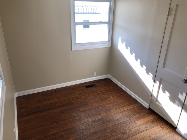 Building Photo - 2 Bedroom House W/ Garage!