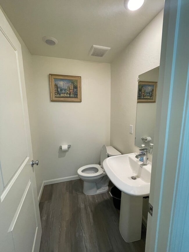 Building Photo - Beautiful 4-Bedroom, 2.5-Bathroom Two-Stor...