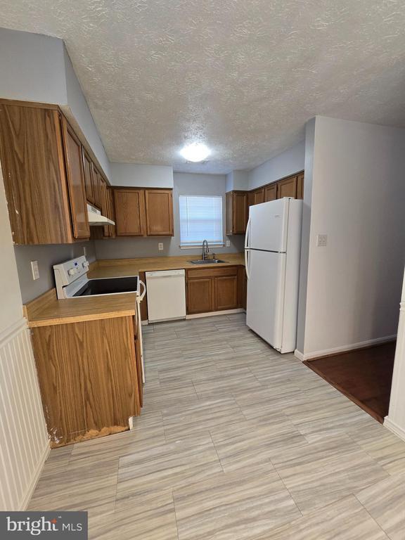 Building Photo - 6062 Red Squirrel Pl