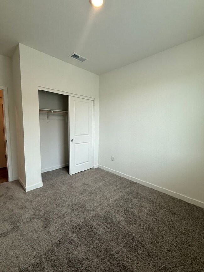 Building Photo - Brand-New 3 Bed | 2.5 Bath Townhome in Carson City