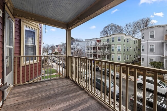 Building Photo - 25 Howes St