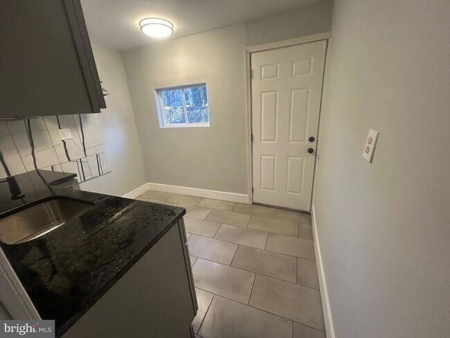 Building Photo - 5647 Heiskell St