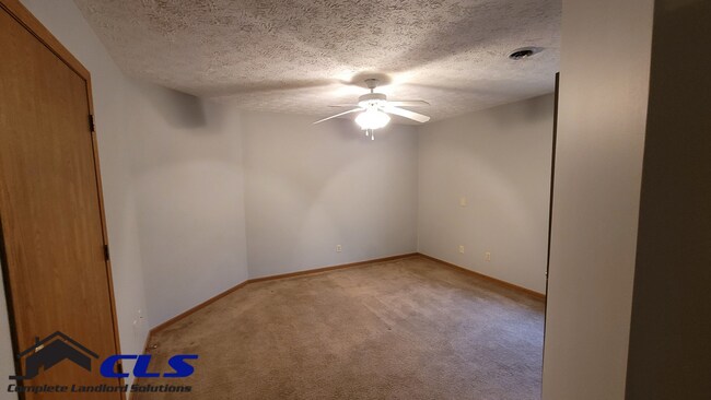 Building Photo - 554 College Ave