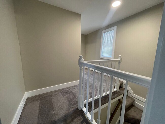 Building Photo - Nicely updated- Four Bedroom Home on the NE side of Grand Rapids!