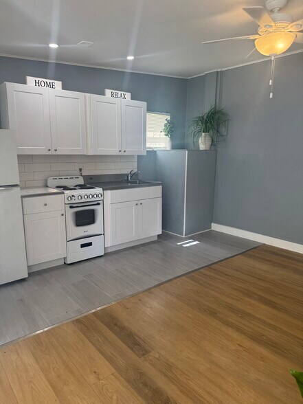 BRAND NEW KITCHEN - 2210 Thomas St