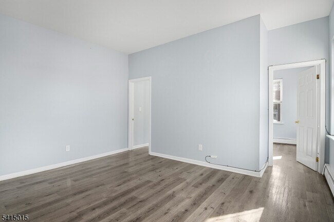 Building Photo - 150 E Main St