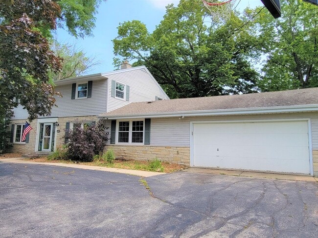 Building Photo - 16840 Fairview Ct