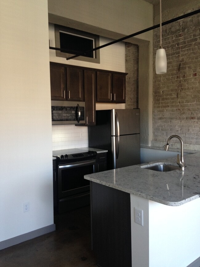 Building Photo - River Lofts West