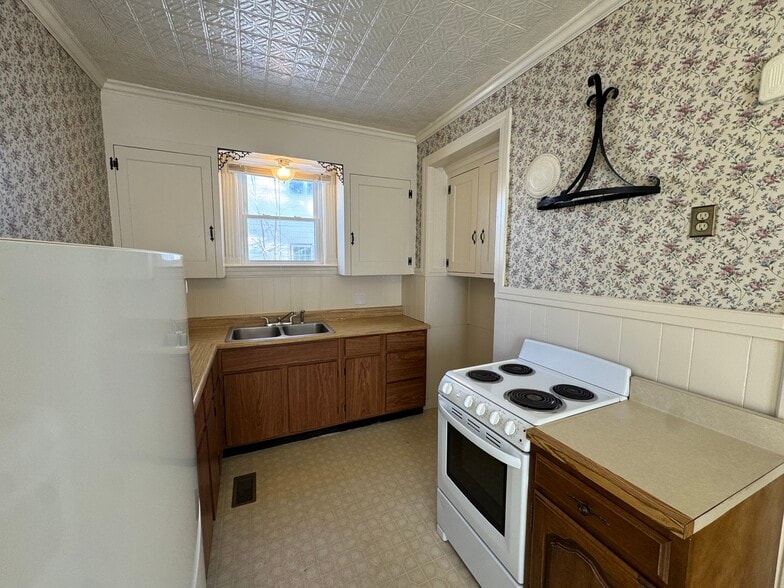 Building Photo - 10 Maple St