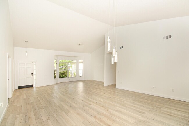 Building Photo - 896 Rose Ct