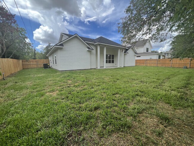 Building Photo - 206 Gilchrist Ave