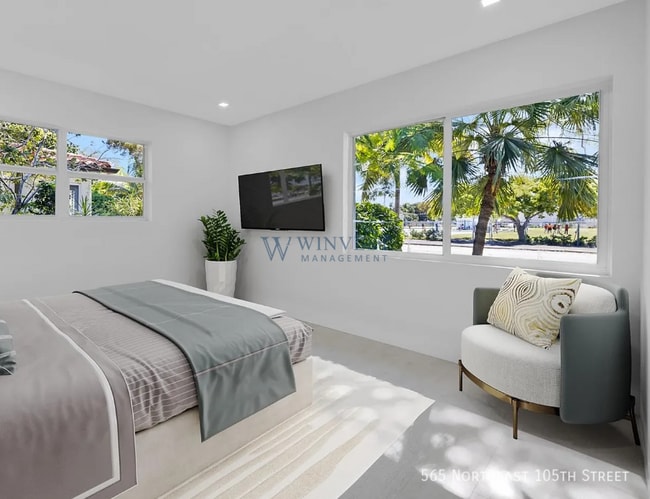 Building Photo - 565 NE 105th St