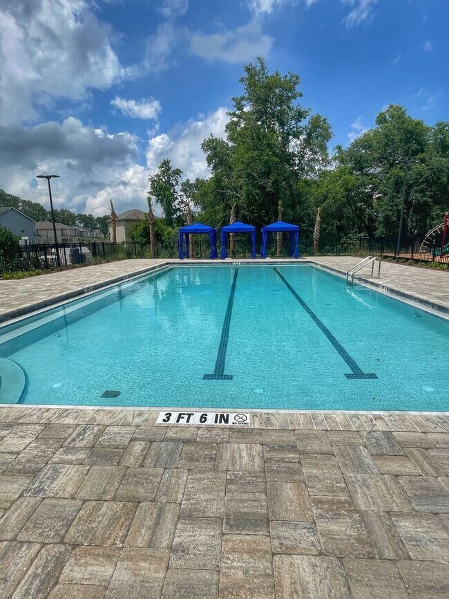 Building Photo - NEW Lower Rental Rate Leasing Special: Mar...