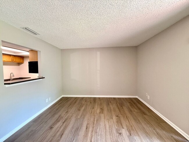 Building Photo - STRATFORD CONVENIENT 1/1 CONDO IN SEMINOLE...