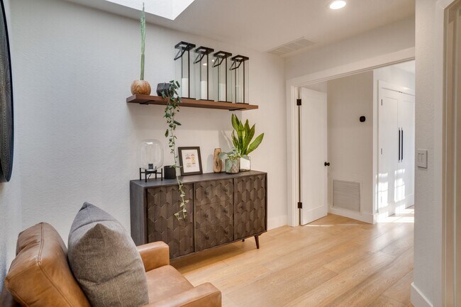 Building Photo - Exquisite 3 bedroom 2.5 bath two-story Executive Condo in Winter Park with 2-Car Garage