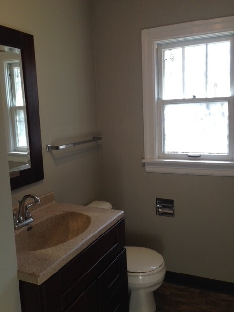 Full bathroom with tub/shower - 1409 N Woodburn Ave