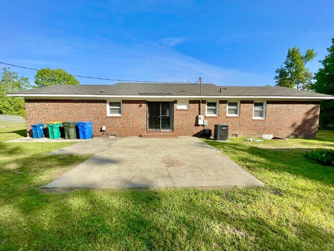 Building Photo - 3 Bedroom, 1.5 Bath RANCH Style NEST