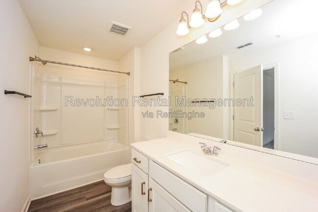 Building Photo - 544 Magnolia Cir