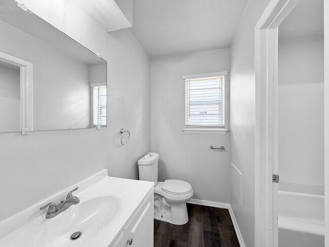 Building Photo - 812 Meadowridge Dr