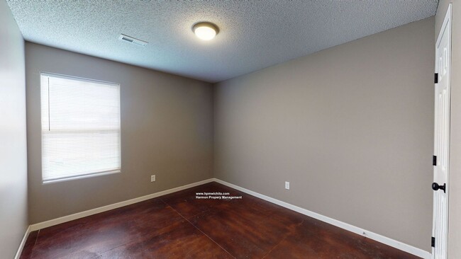 Building Photo - 3 Bed 2 Bath Duplex Unit Near 13th & Zoo Blvd