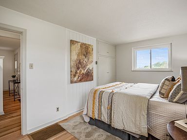 Building Photo - Adorable two bedroom, one bathroom, wester...