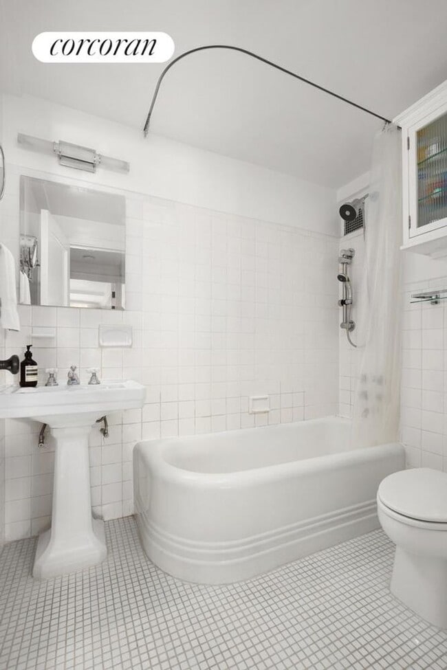 Building Photo - 302 W 12th St