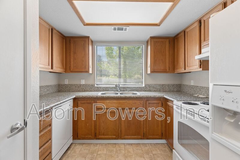Building Photo - 3180 Country Club Dr