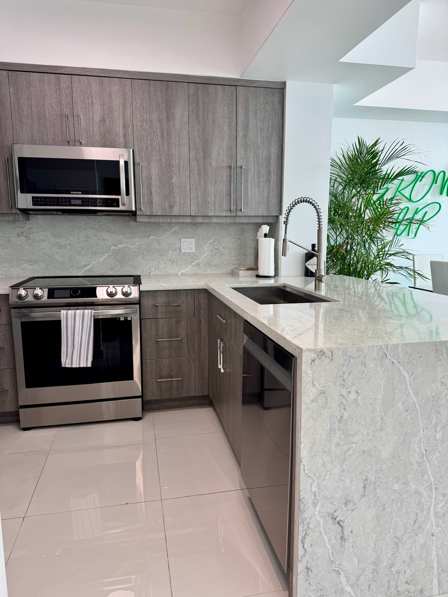 Building Photo - 111 SE 8th Ave