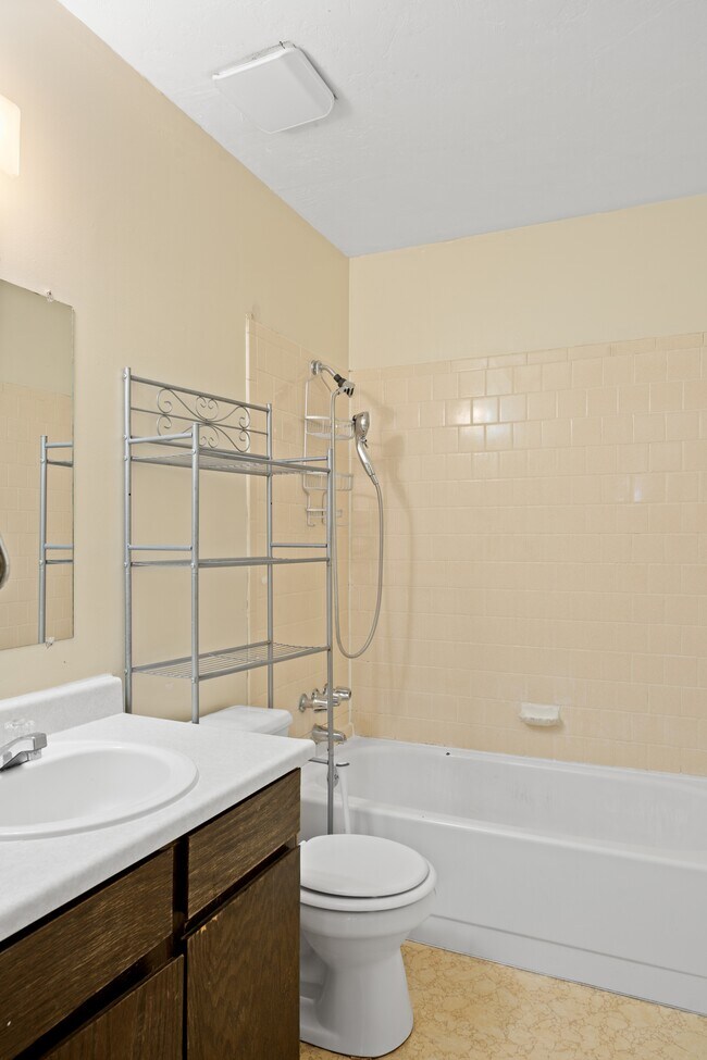 Building Photo - 5492 Lilac Ave