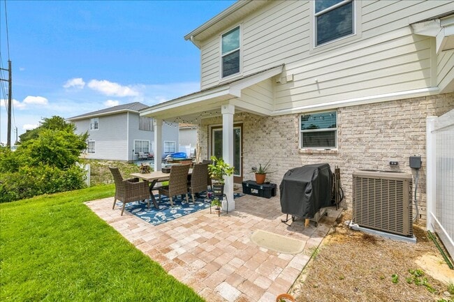 Building Photo - Stunning Tuscany Village Townhouse!