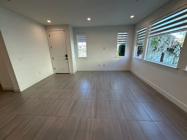 Building Photo - Spacious 4 Bed 2.5 Bath Home in Mountain House with Solar!