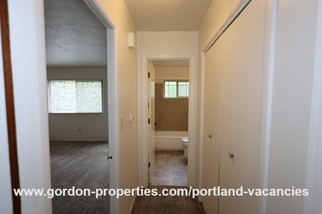 Building Photo - N Denver Ave - 1 bedroom apartment just of...