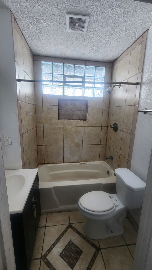 Building Photo - 2 Bed 1 Bath