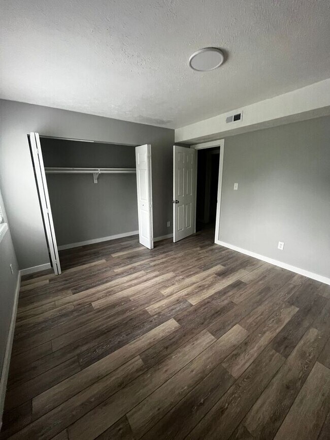 Building Photo - Now Leasing Renovated 1-Bedroom Apartment Homes at Parkway Apartments