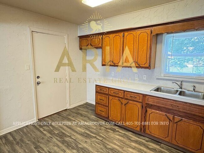 Building Photo - LOCATION! LOCATION! LOCATION! Charming 2 B...