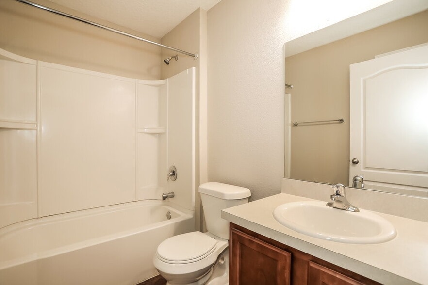 Building Photo - 3800 Falcon Crest Dr