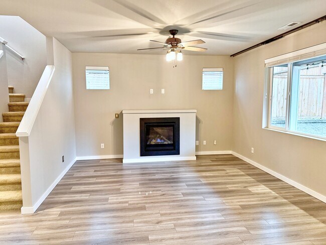 Building Photo - Seven Seven Oaks St SE