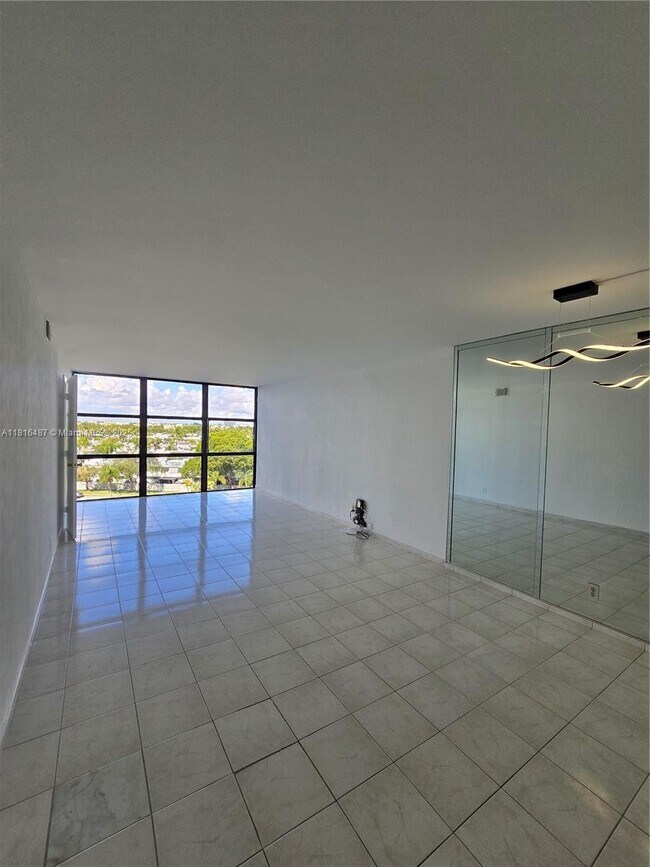 Building Photo - 1000 Parkview Dr