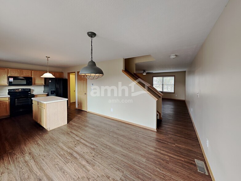 Building Photo - 69 Hutchison St