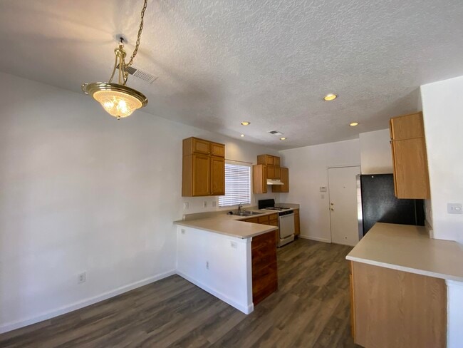 Building Photo - 1412 Stone Canyon Rd NE