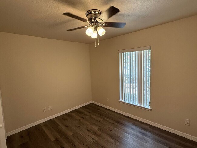 Building Photo - 2 Bedroom, 2 1/2 Bathroom Apartment