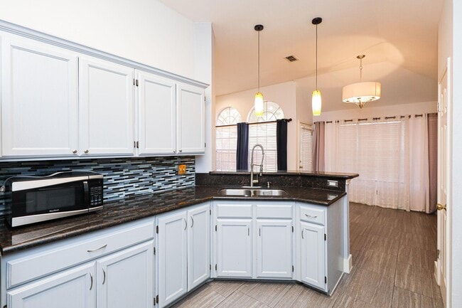 Building Photo - 1222 Longhorn Dr