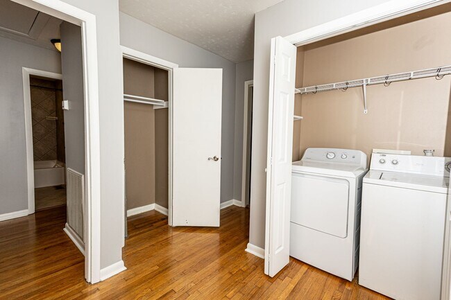 Building Photo - Charming 2-Bed, 1-Bath House in Prime Sout...