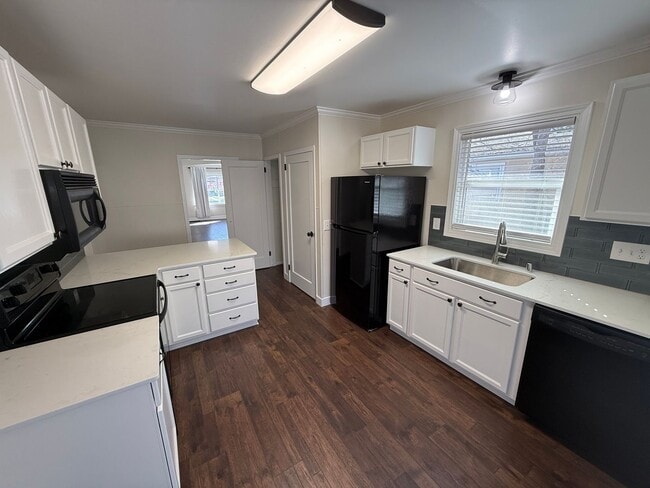 Building Photo - Newly Renovated 3 Bed, 1 Bath House w/ Bonus Room!