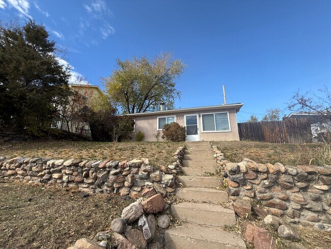 Building Photo - FREE 50in FLAT SCREEN TV Move in Special!!! Cozy 2 Bedroom 1 Bathroom Single Family Residence in ...