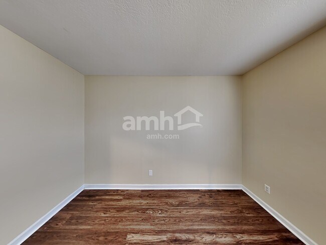 Building Photo - 900 Suntree Dr