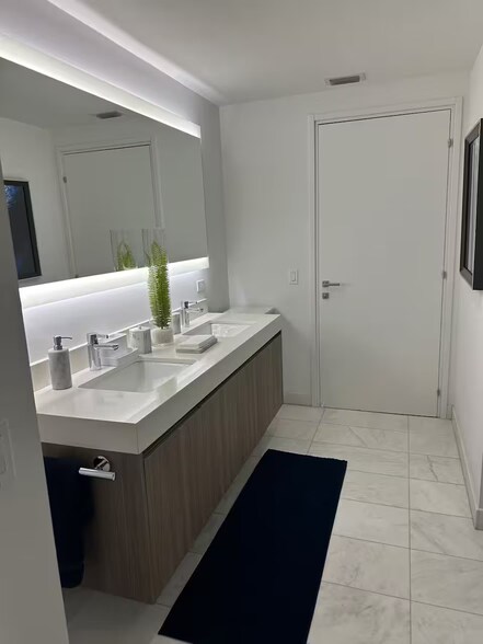 Building Photo - 401 N Birch Rd